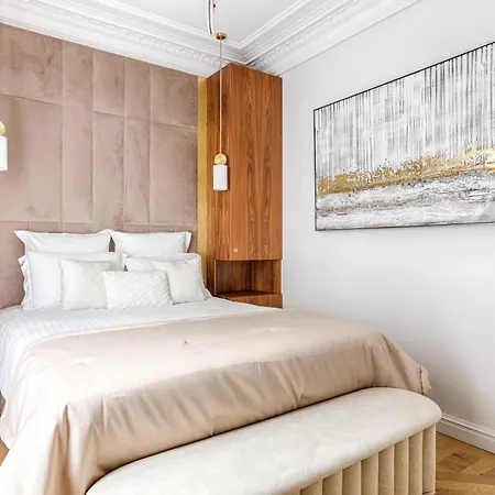 Elegant Luxury For 6 On Champs-elysees Parigi