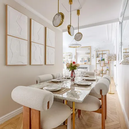 Elegant Luxury For 6 On Champs-elysees Paryż